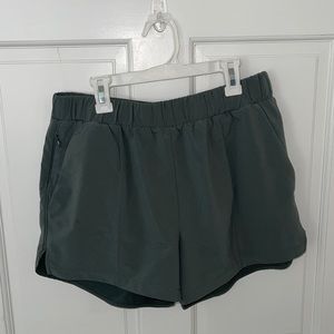 Zella Taylor Getaway High Waist Shorts in color Green Urban and size M